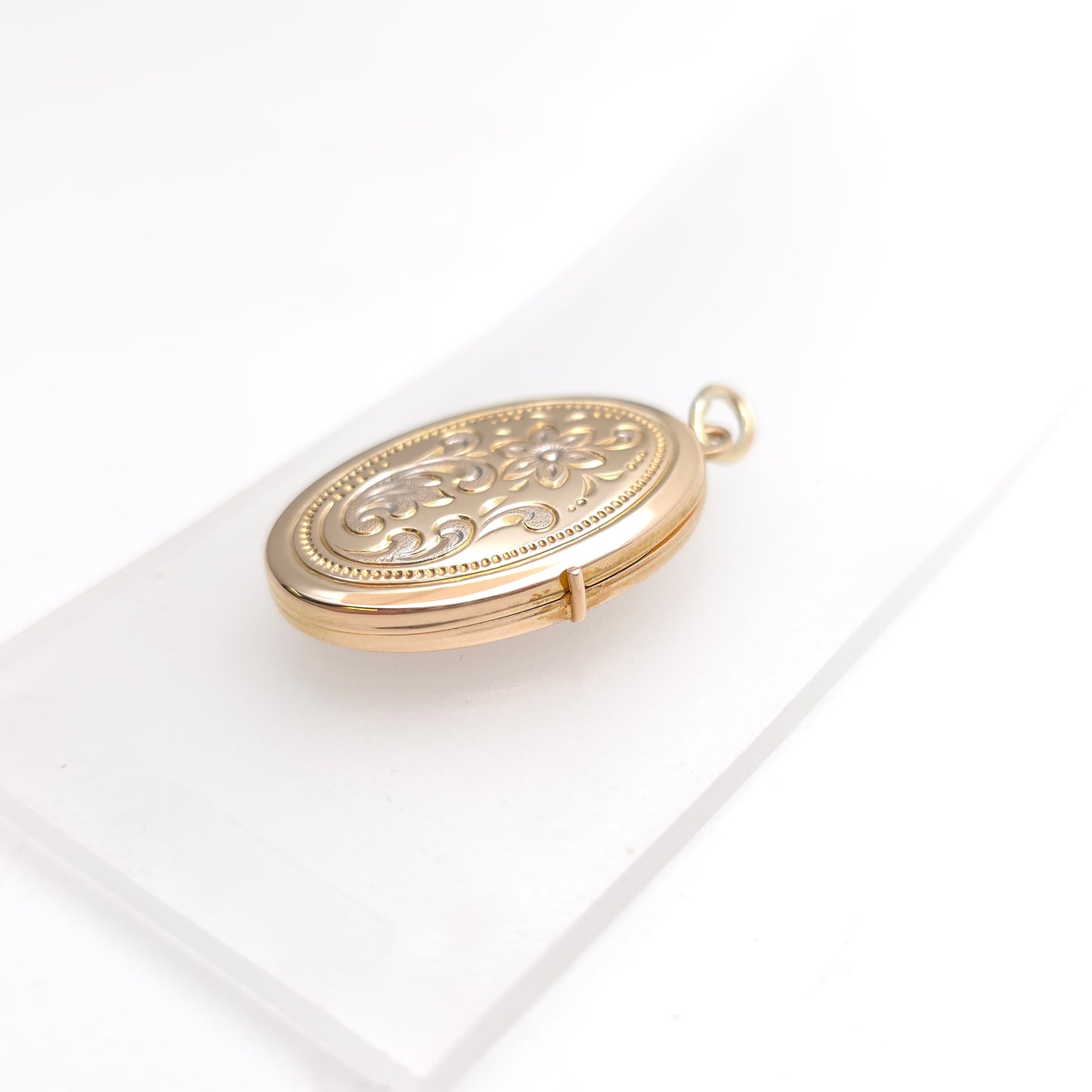 9ct Yellow Gold Vintage Oval Shaped Floral Embossed Patterned Locket Pendant