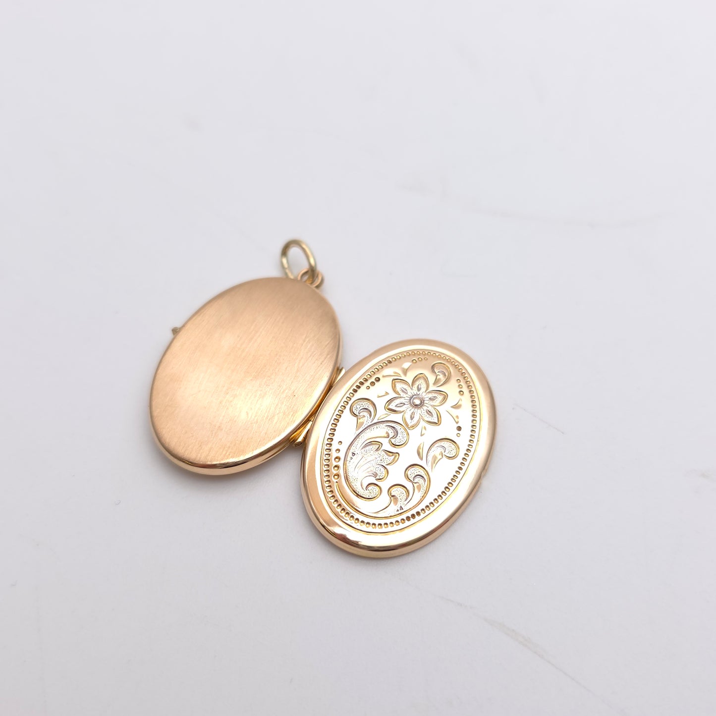 9ct Yellow Gold Vintage Oval Shaped Floral Embossed Patterned Locket Pendant