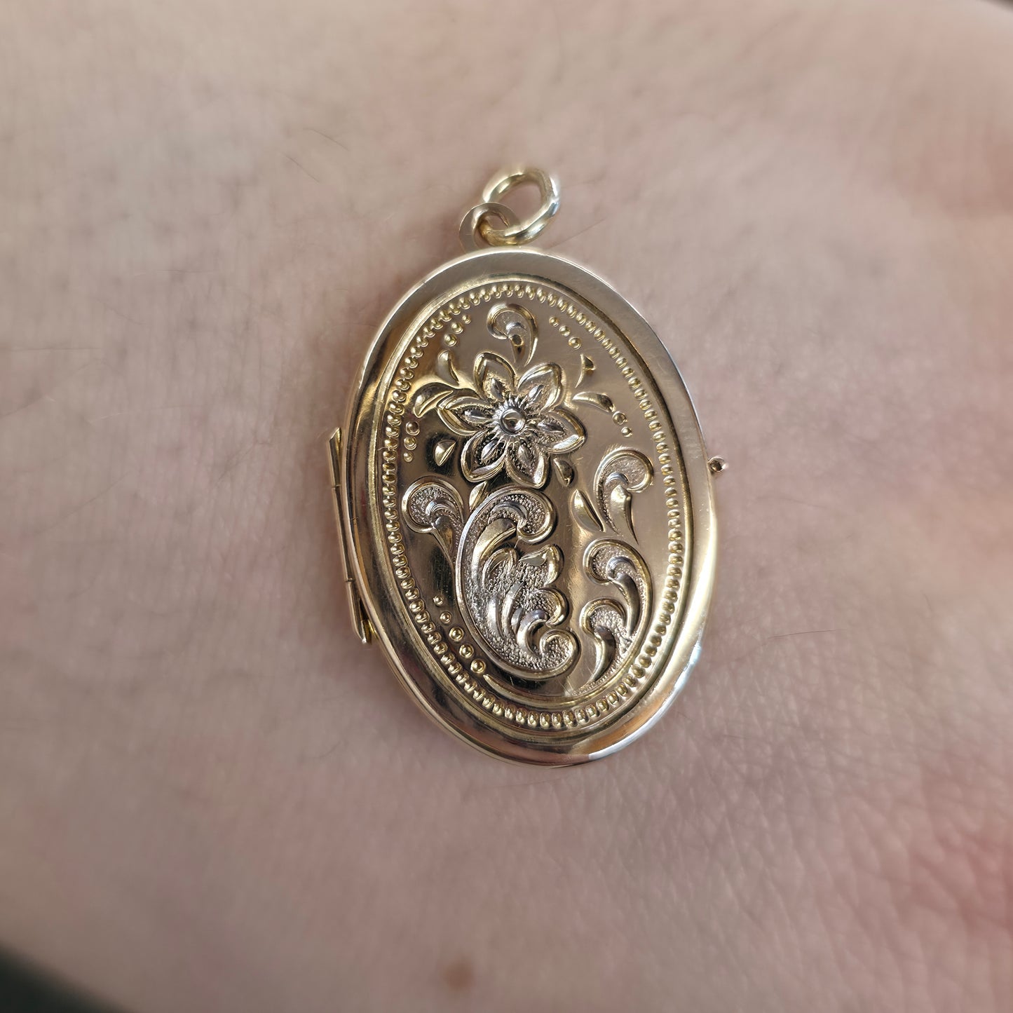 9ct Yellow Gold Vintage Oval Shaped Floral Embossed Patterned Locket Pendant