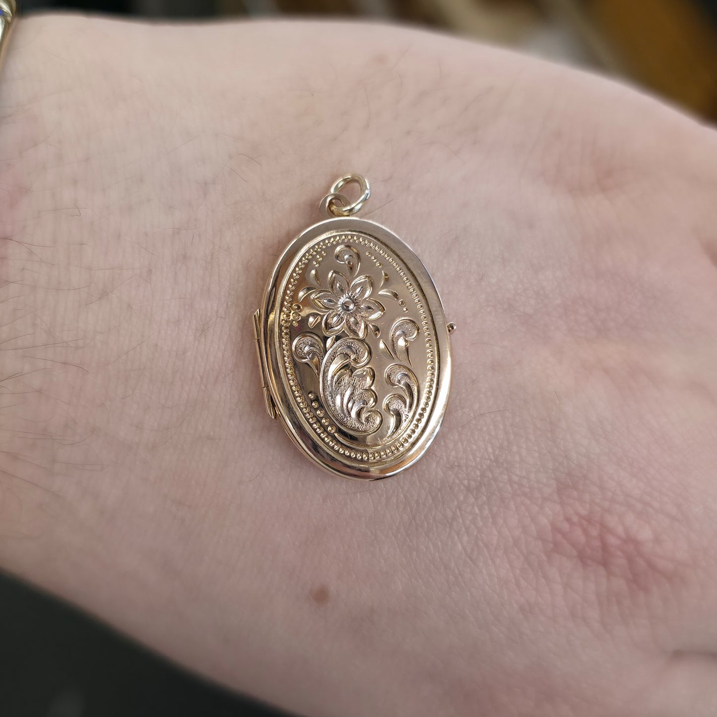 9ct Yellow Gold Vintage Oval Shaped Floral Embossed Patterned Locket Pendant