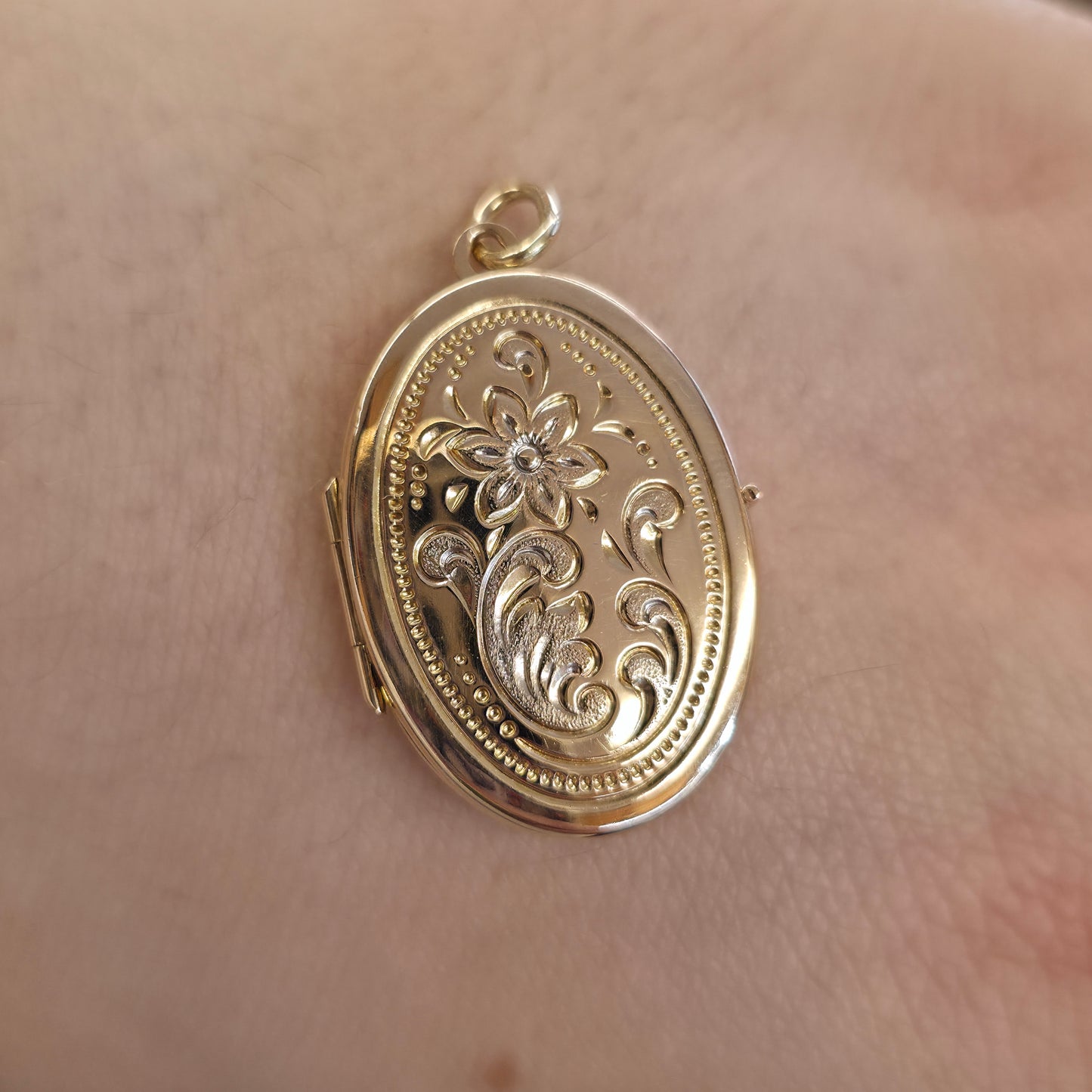 9ct Yellow Gold Vintage Oval Shaped Floral Embossed Patterned Locket Pendant