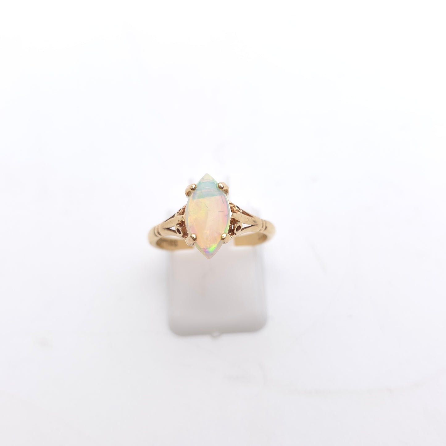 9ct Yellow Gold Vintage Opal Marquise Cabochon Solitaire Ring