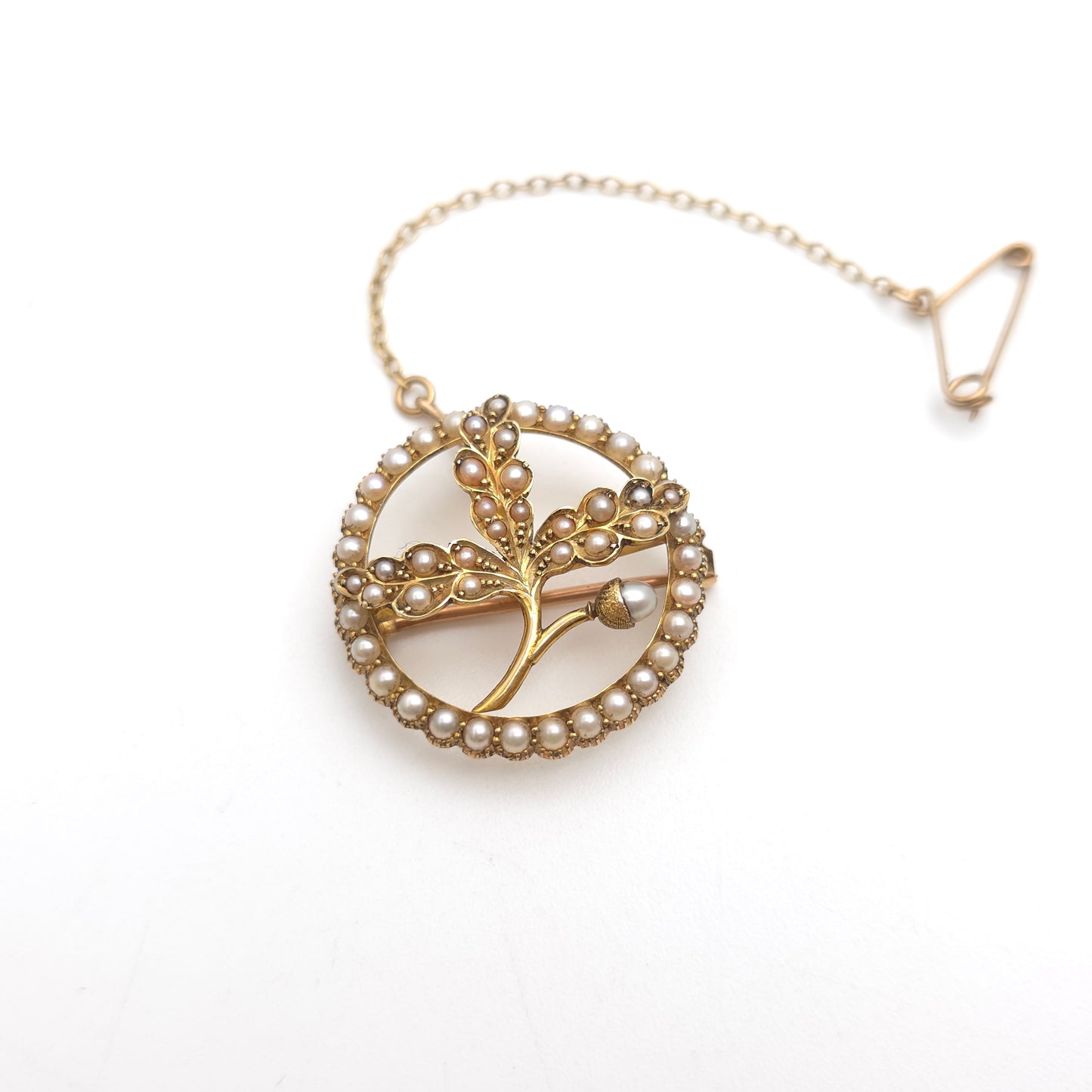 15ct Yellow Gold Antique Pearl Set Oak Leaf & Acorn Brooch With Safety Chain