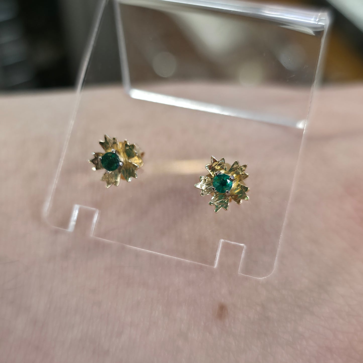 18ct Yellow Gold Vintage Emerald Solitaire Set Flower Stud Earrings