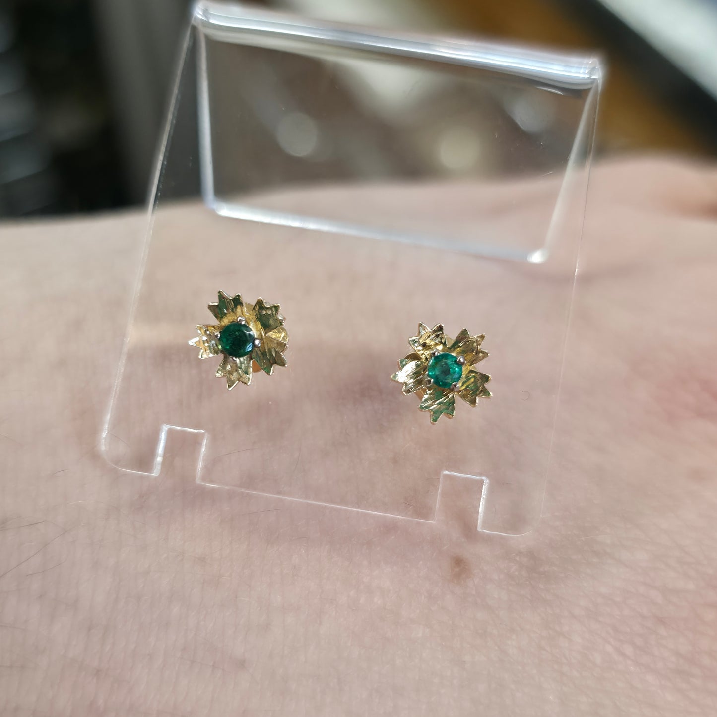 18ct Yellow Gold Vintage Emerald Solitaire Set Flower Stud Earrings