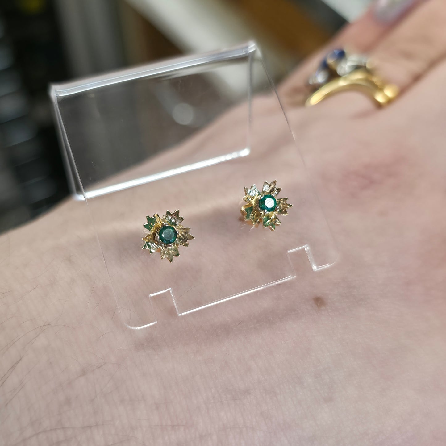 18ct Yellow Gold Vintage Emerald Solitaire Set Flower Stud Earrings