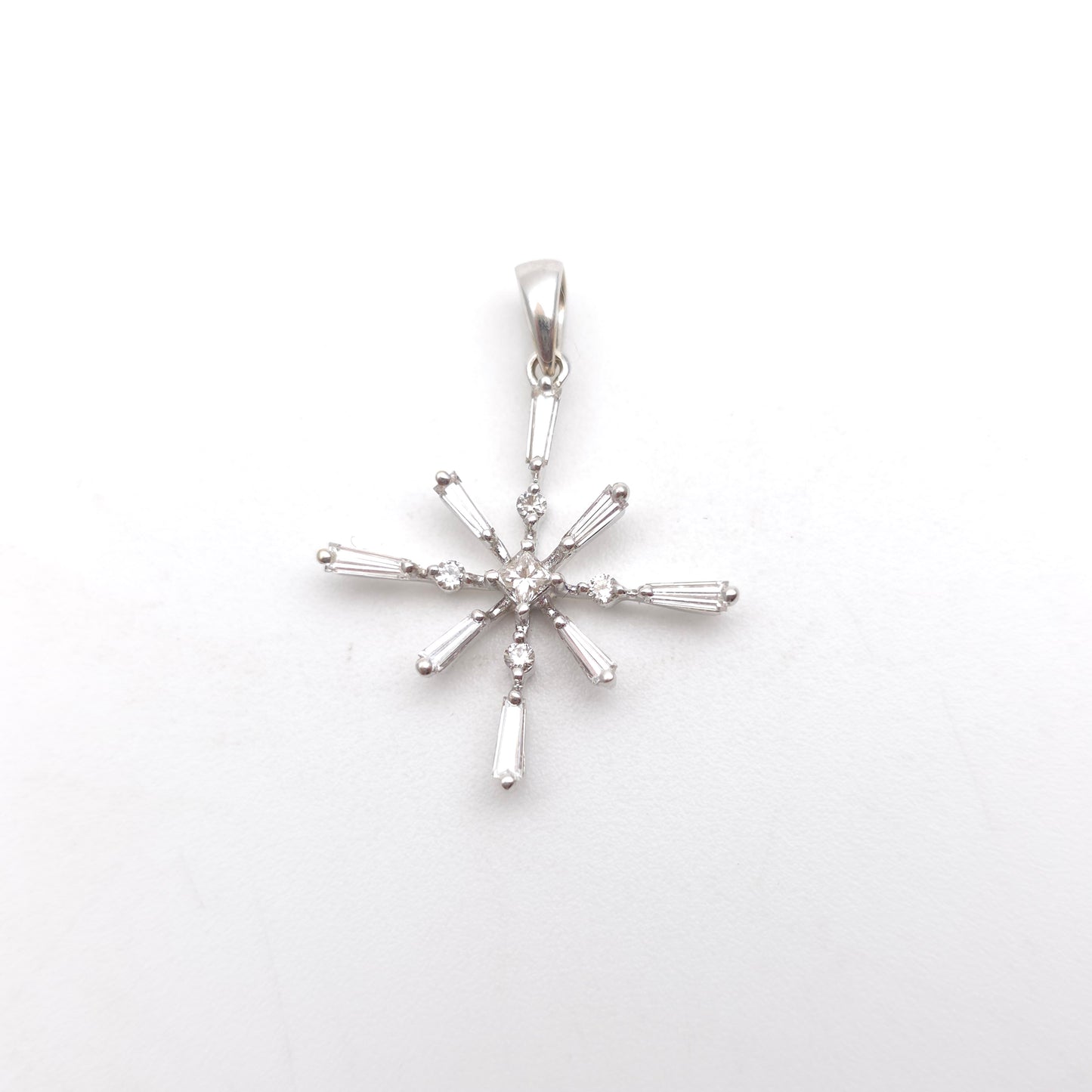 18ct White Gold Multi-stone Diamond Set Geometric Starburst Style Pendant Piece