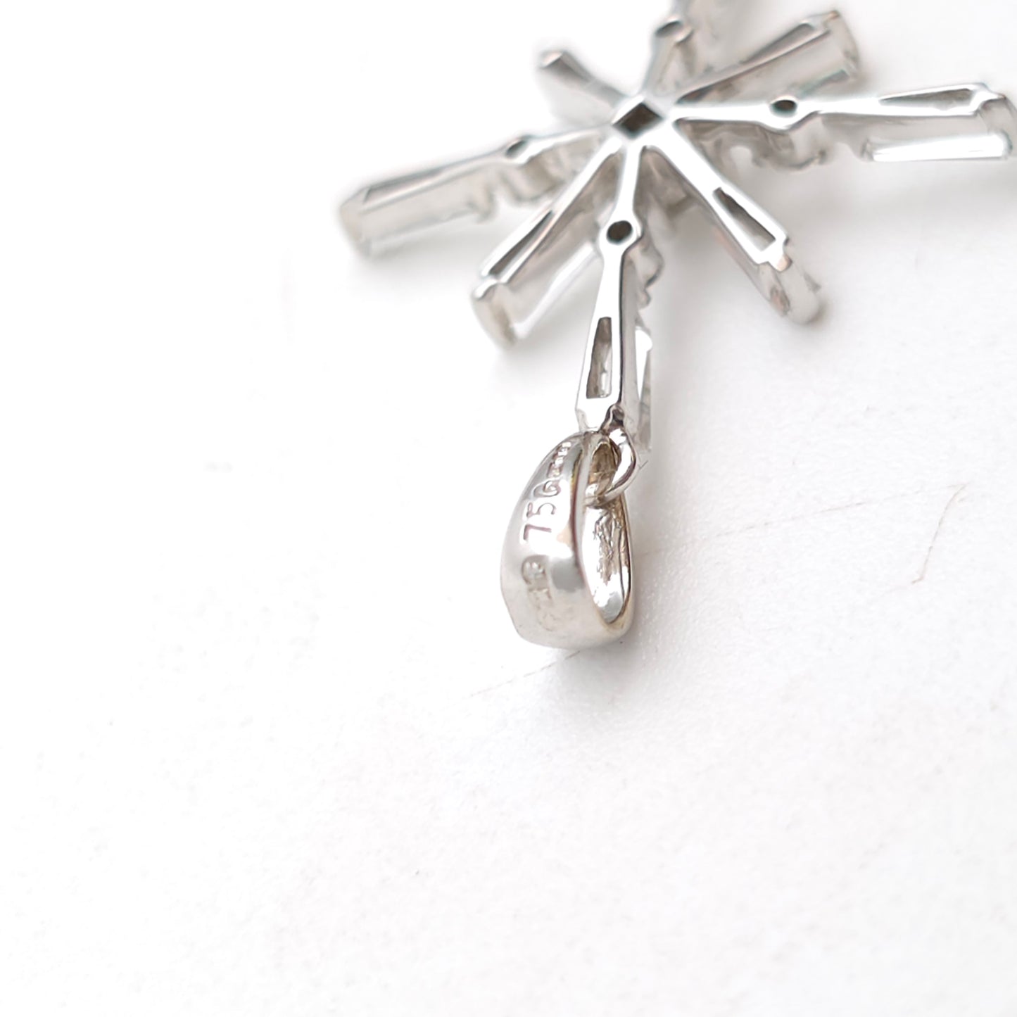 18ct White Gold Multi-stone Diamond Set Geometric Starburst Style Pendant Piece