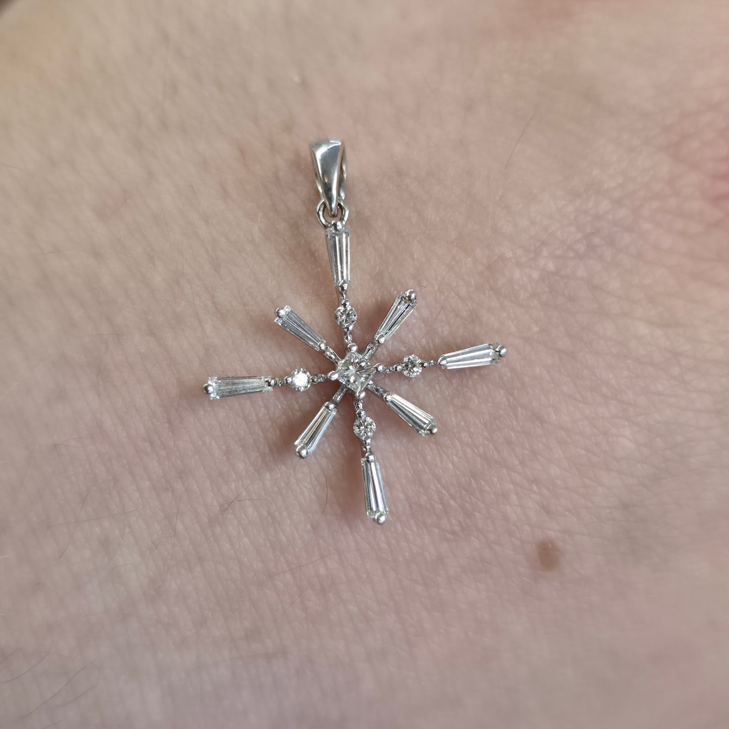 18ct White Gold Multi-stone Diamond Set Geometric Starburst Style Pendant Piece