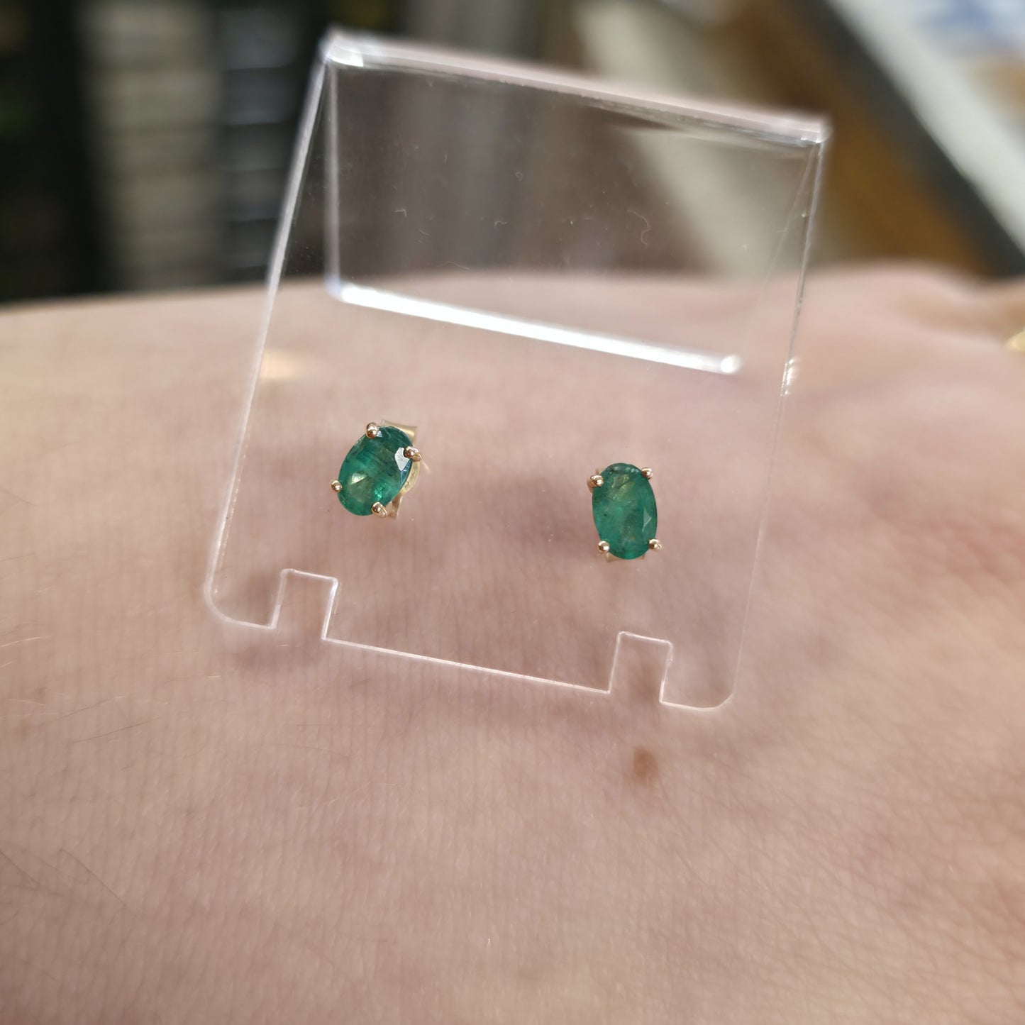 9ct Yellow Gold Vintage Oval Cut Emerald Solitaire Stud Earrings