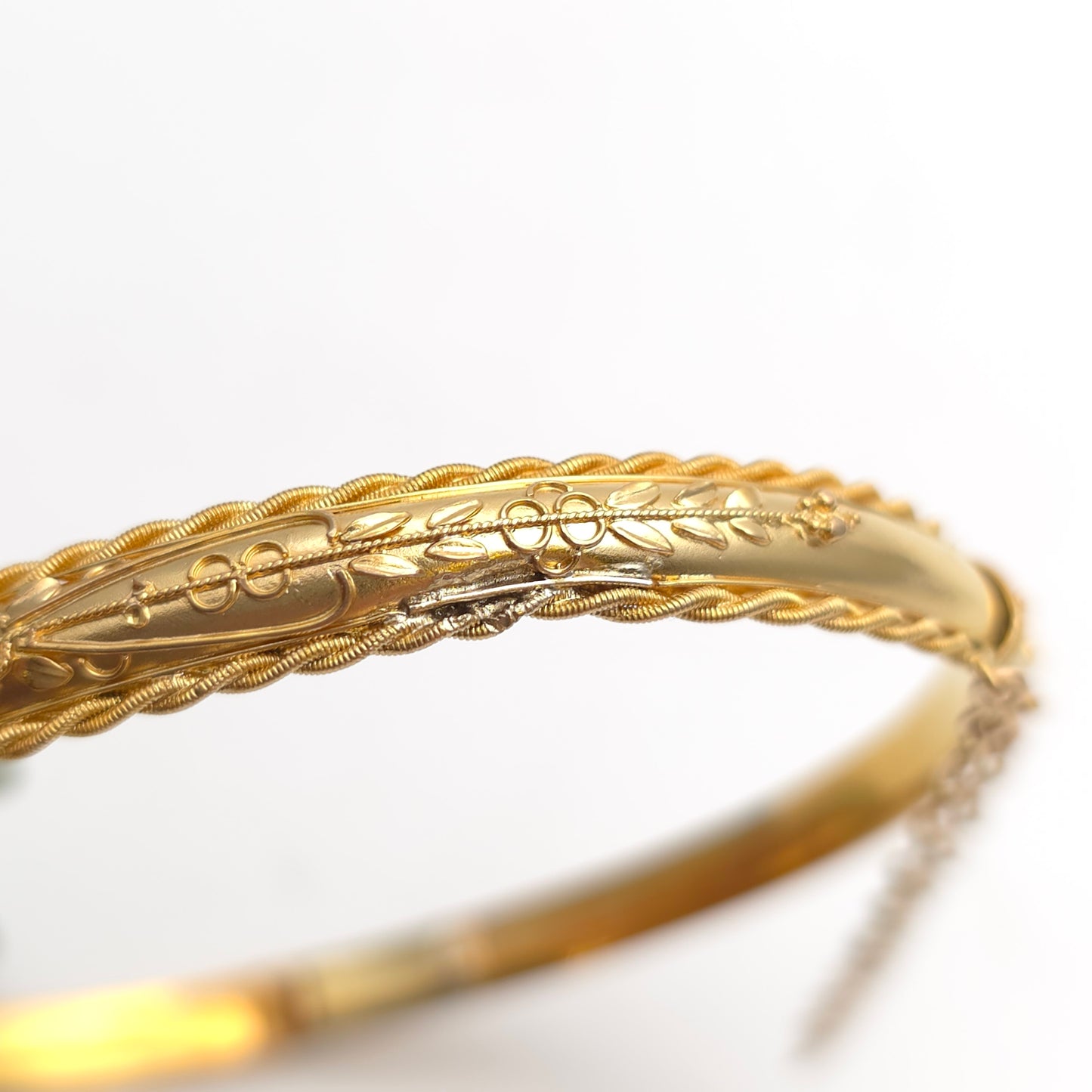 15ct Yellow Gold Antique Victorian Hinged Wirework Patterned Bangle (AF)