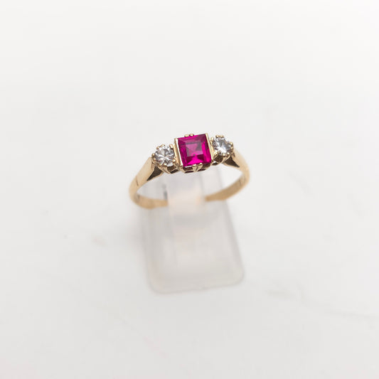 9ct Yellow Gold Vintage Princess Cut Synthetic Ruby And White Stone Trilogy Ring