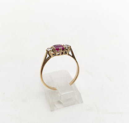 9ct Yellow Gold Vintage Princess Cut Synthetic Ruby And White Stone Trilogy Ring