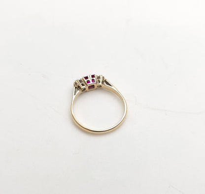 9ct Yellow Gold Vintage Princess Cut Synthetic Ruby And White Stone Trilogy Ring