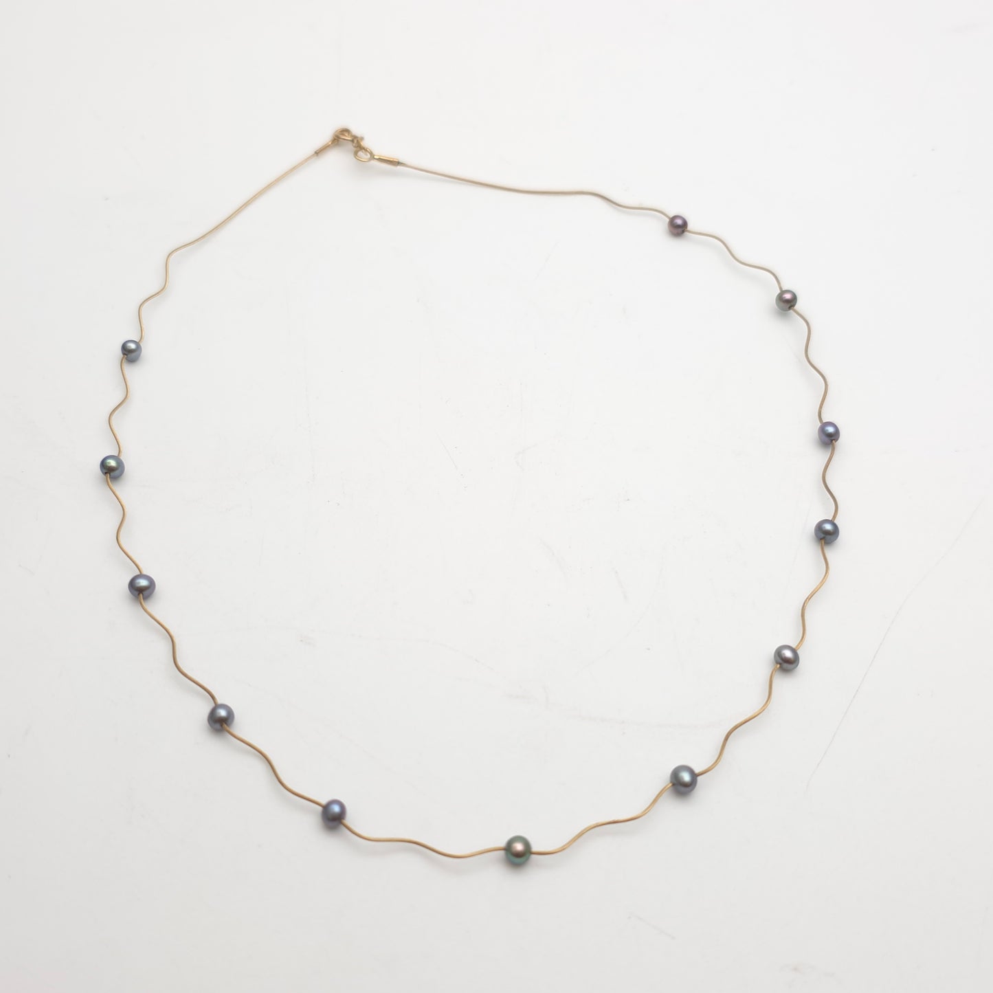 9ct Yellow Gold Vintage Lightweight Dark Grey / Black Pearl Wiggle Wire Necklace