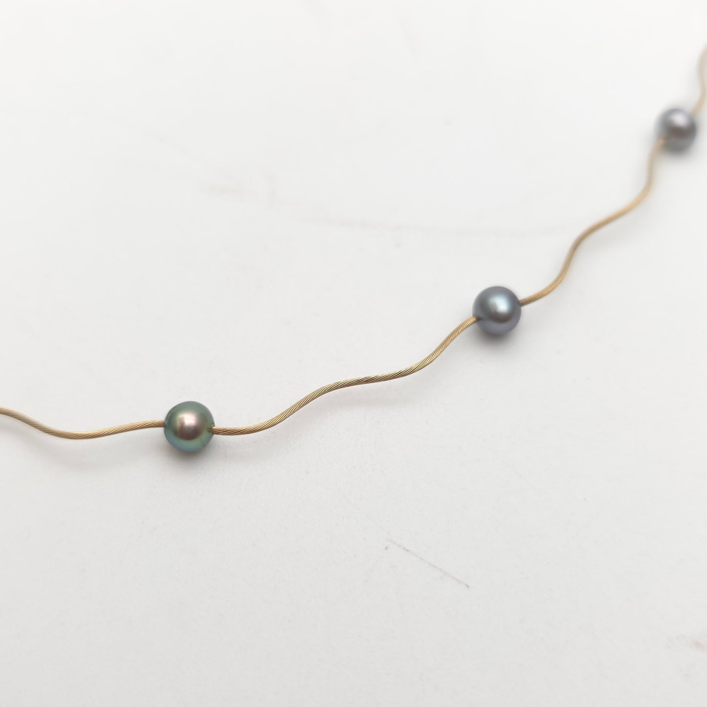 9ct Yellow Gold Vintage Lightweight Dark Grey / Black Pearl Wiggle Wire Necklace