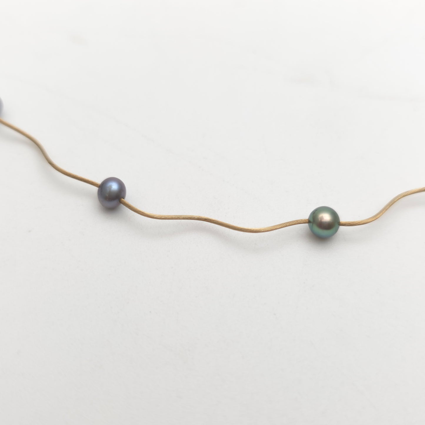 9ct Yellow Gold Vintage Lightweight Dark Grey / Black Pearl Wiggle Wire Necklace