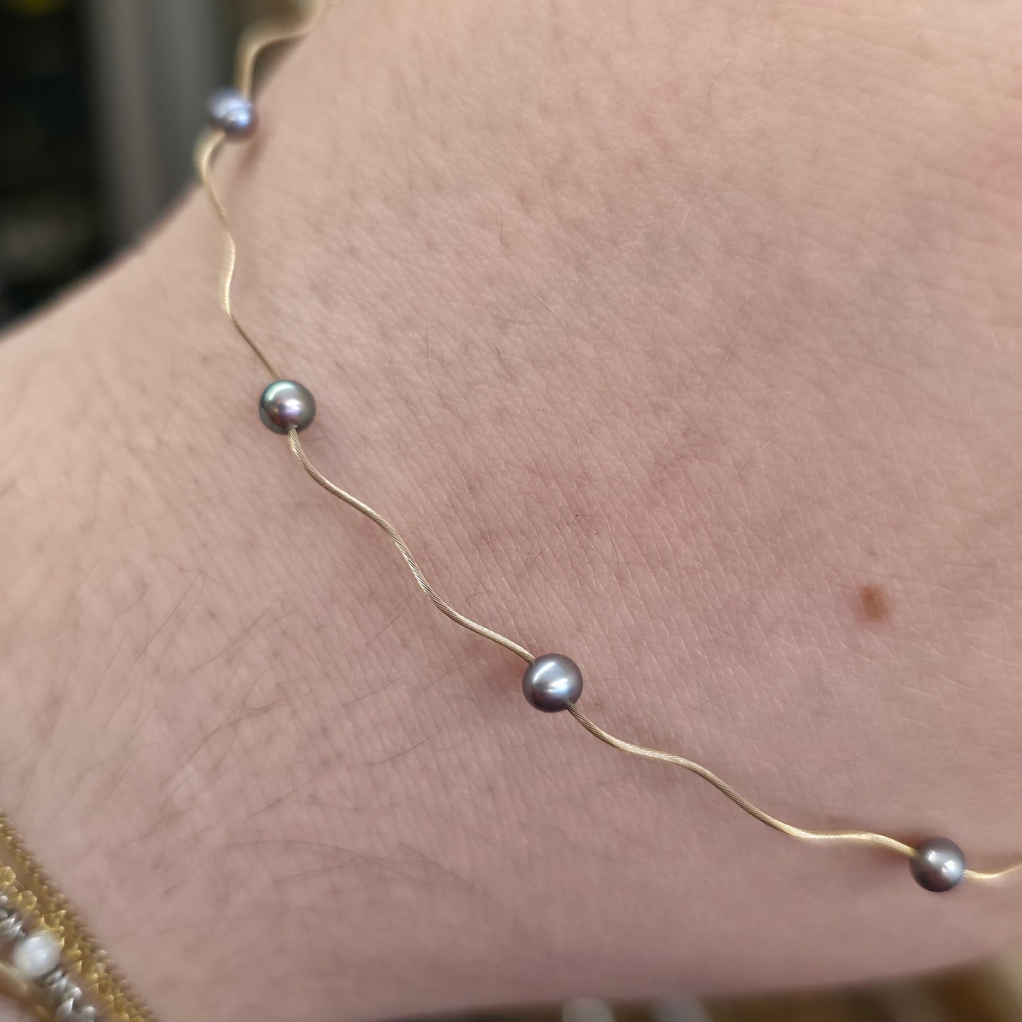 9ct Yellow Gold Vintage Lightweight Dark Grey / Black Pearl Wiggle Wire Necklace