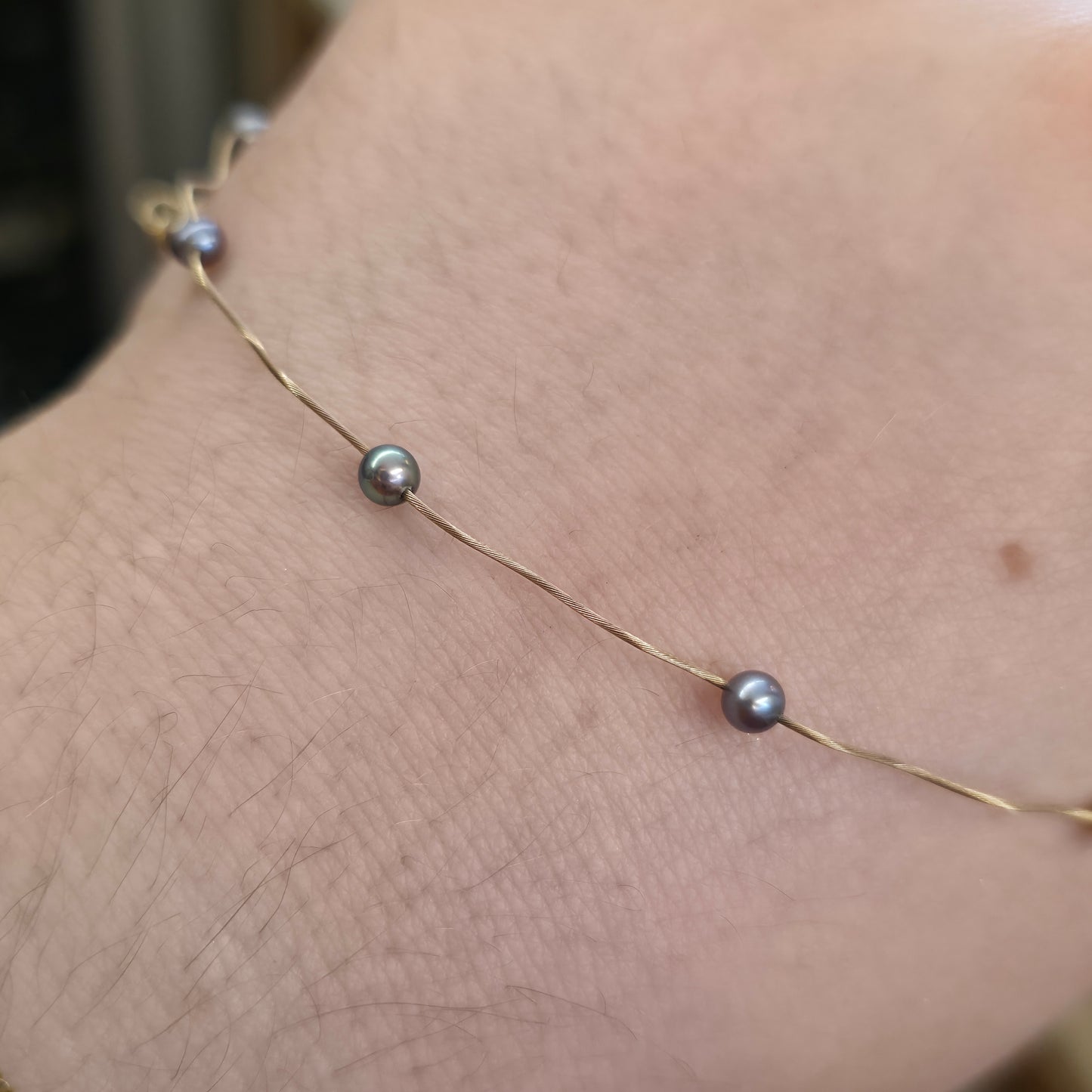 9ct Yellow Gold Vintage Lightweight Dark Grey / Black Pearl Wiggle Wire Necklace