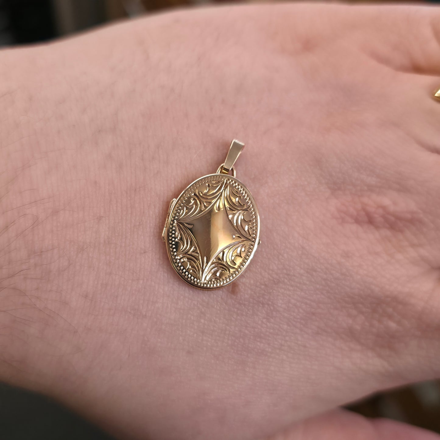 9ct Yellow Gold Vintage Engraved Patterned Slimline Locket Pendant Piece