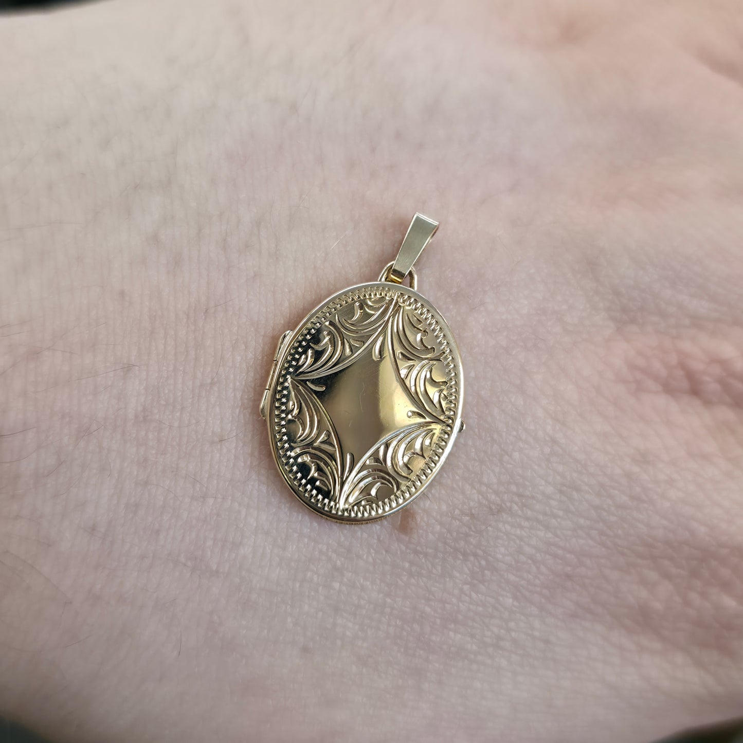 9ct Yellow Gold Vintage Engraved Patterned Slimline Locket Pendant Piece