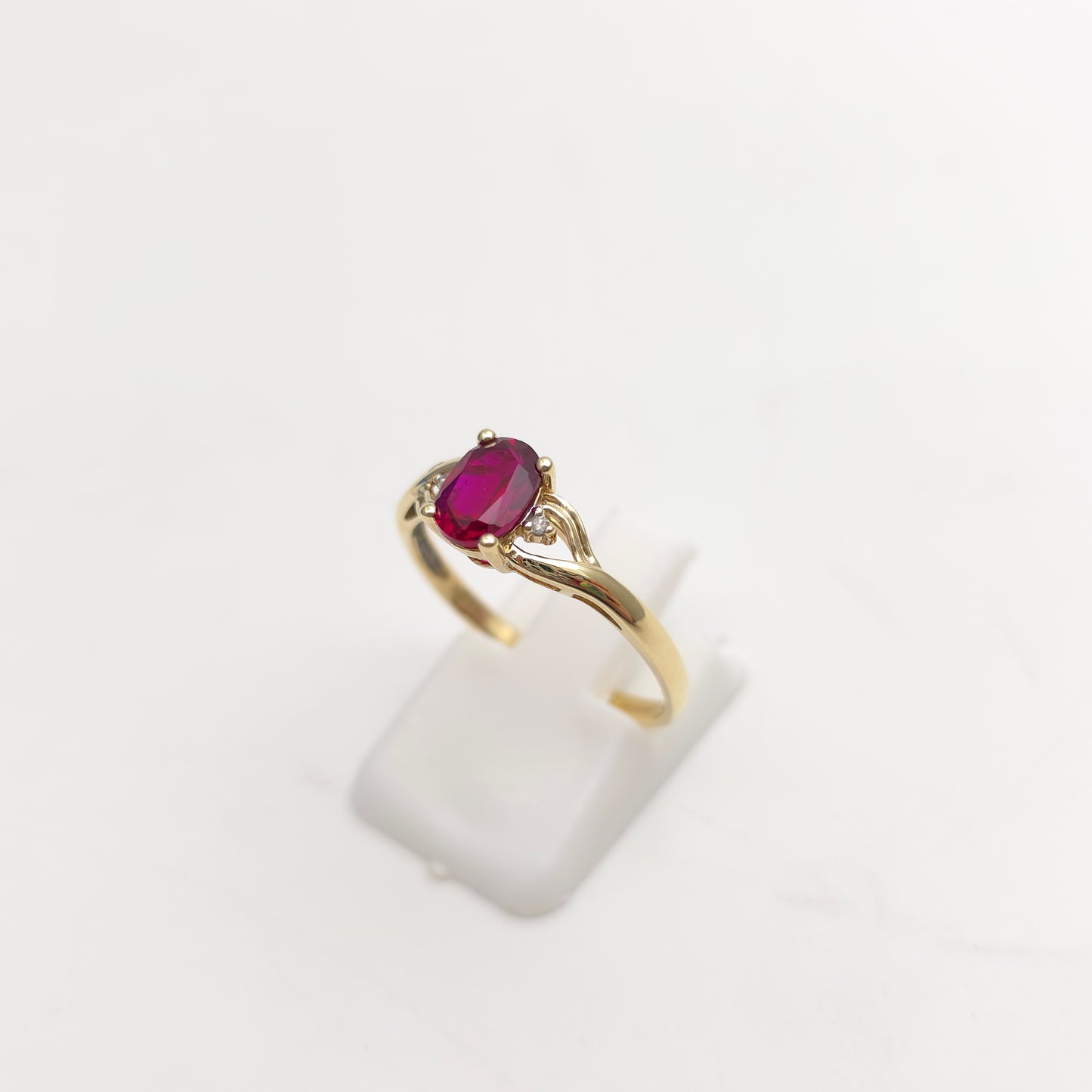 9ct Yellow Gold Vintage Oval Cut Red Stone And Diamond Cut Out Shoulders Ring