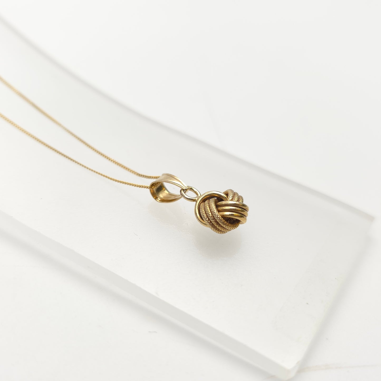 9ct Yellow Gold Vintage Lightweight Mixed Texture Knot Pendant Necklace