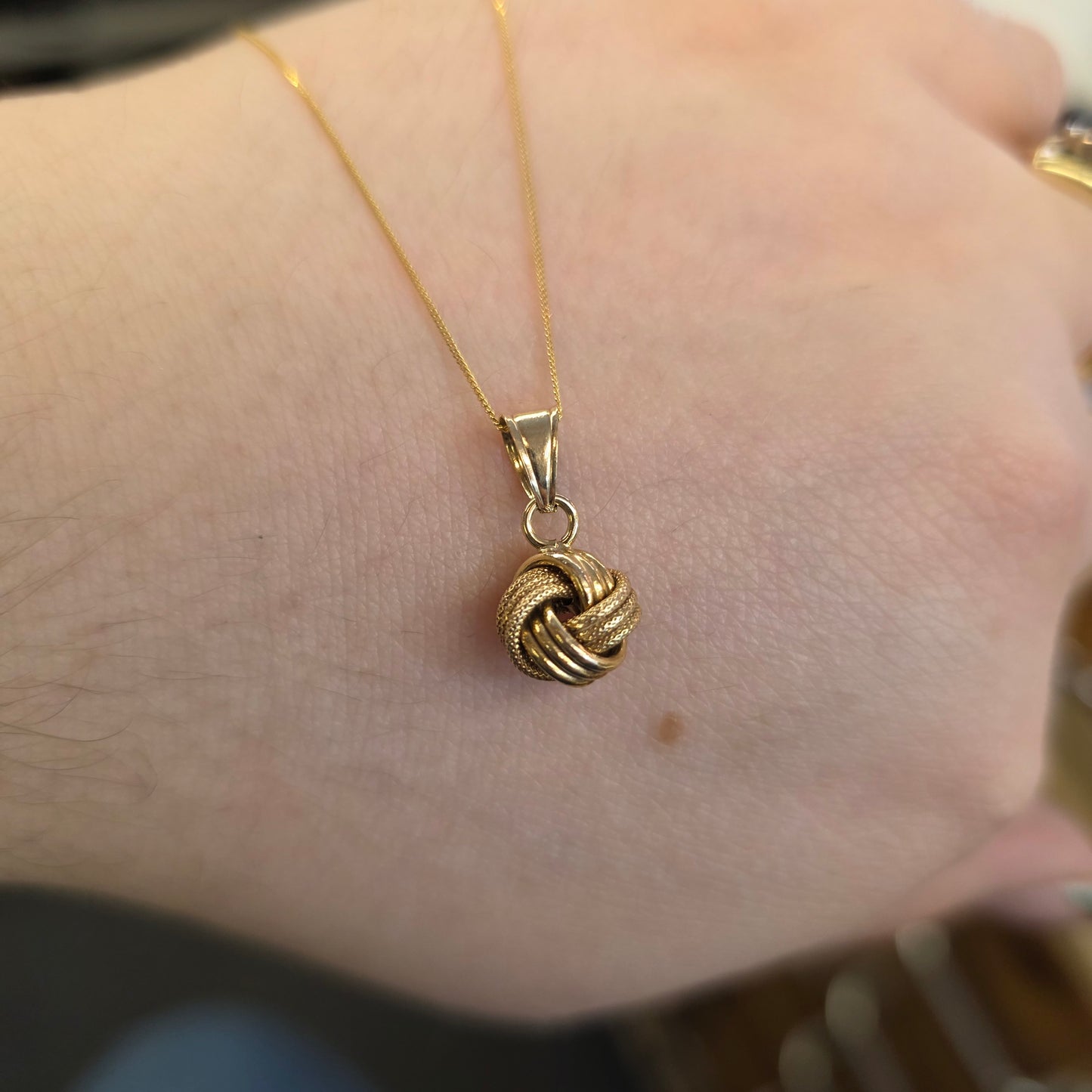 9ct Yellow Gold Vintage Lightweight Mixed Texture Knot Pendant Necklace