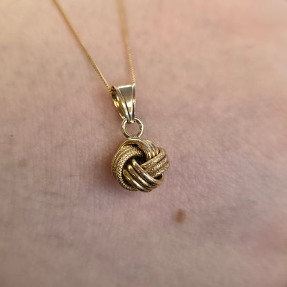 9ct Yellow Gold Vintage Lightweight Mixed Texture Knot Pendant Necklace