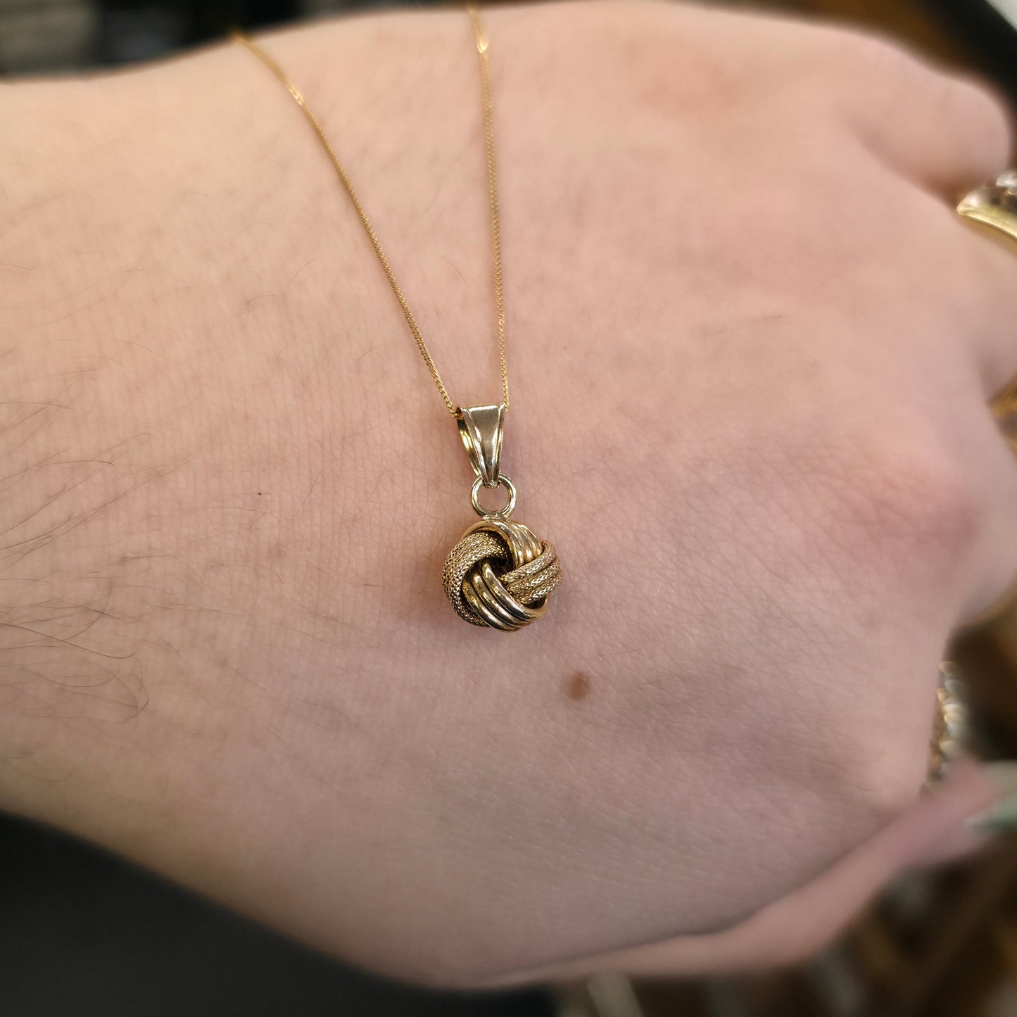 9ct Yellow Gold Vintage Lightweight Mixed Texture Knot Pendant Necklace