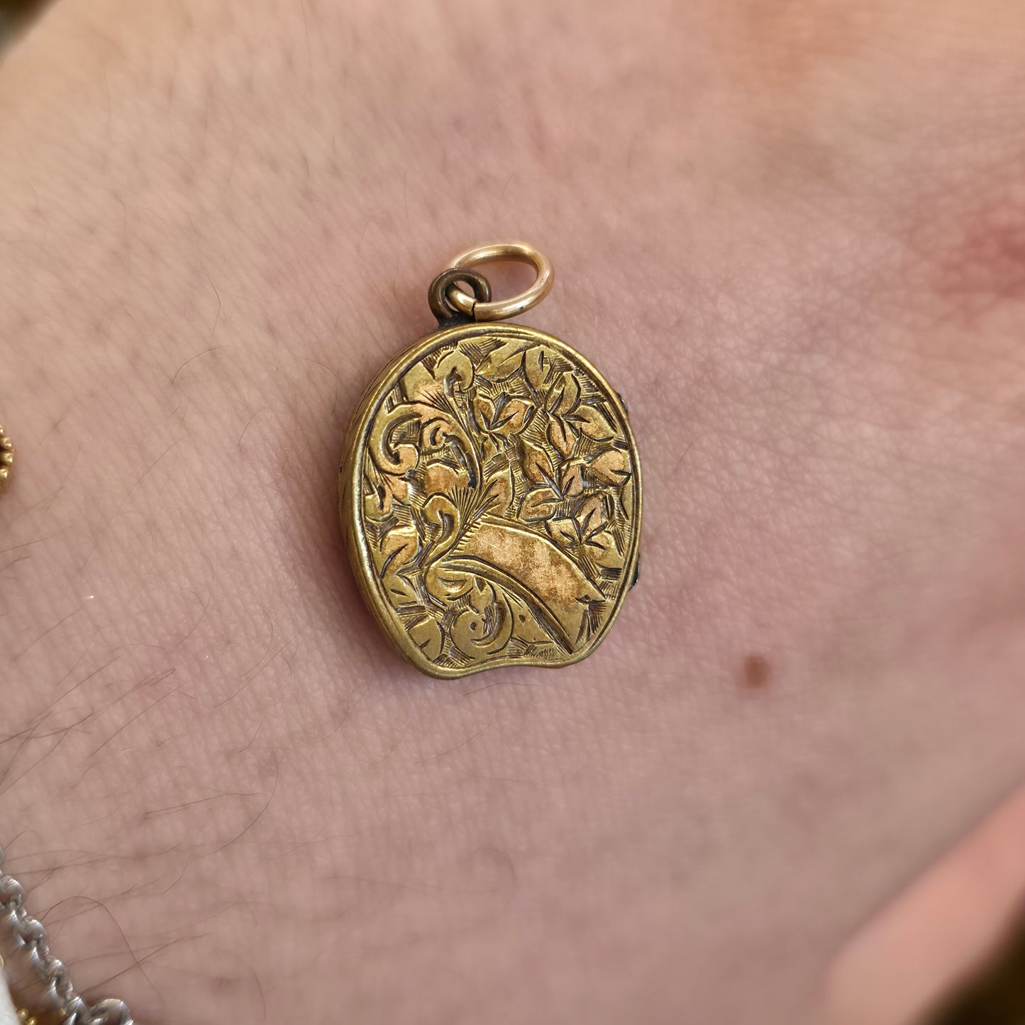 Antique Rolled Gold Horseshoe And Foliate Patterned Engraved Locket (AF)