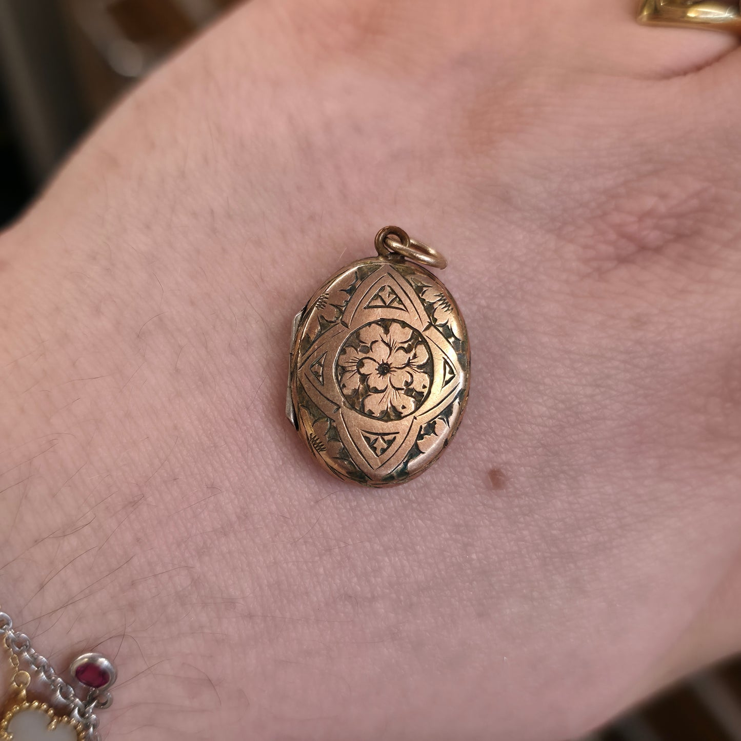 Antique Rolled Gold Floral Engraved Patterned Oval Shaped Locket (AF)