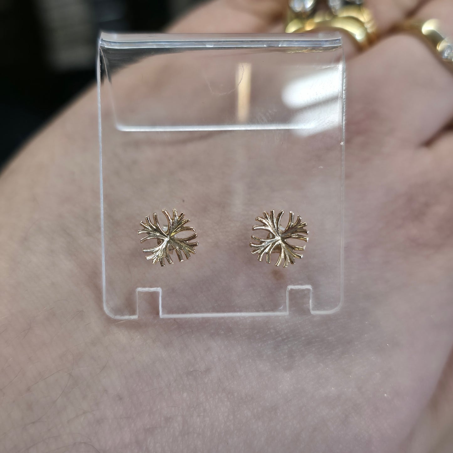 9ct Yellow Gold Vintage Starburst / Cross Stud Style Earrings