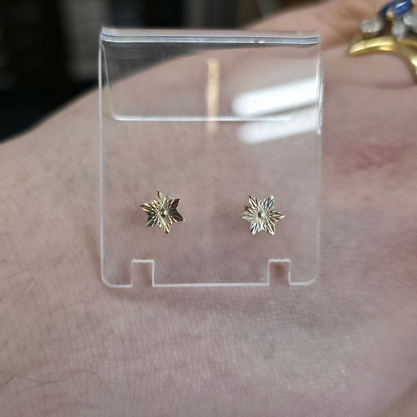 9ct Yellow Gold Vintage Small Lightweight Diamond Cut Star Stud Earrings