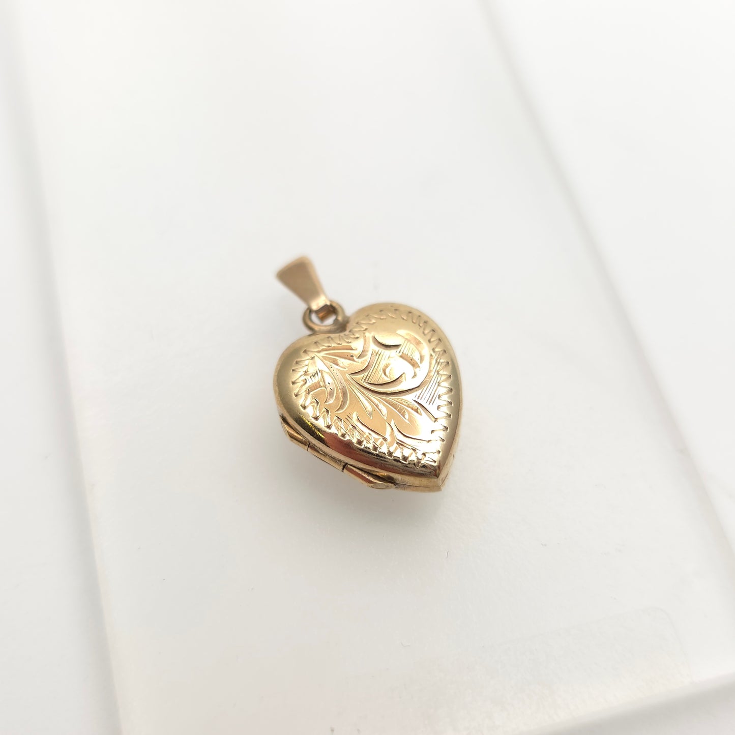 9ct Yellow Gold Vintage Heart Shaped Engraved Patterned Locket