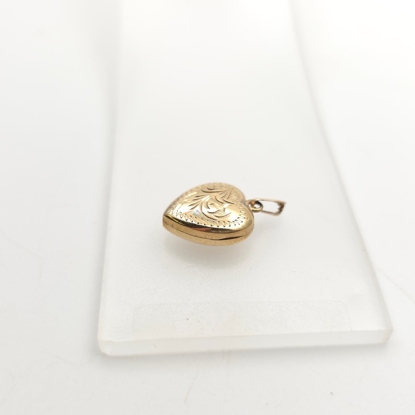 9ct Yellow Gold Vintage Heart Shaped Engraved Patterned Locket