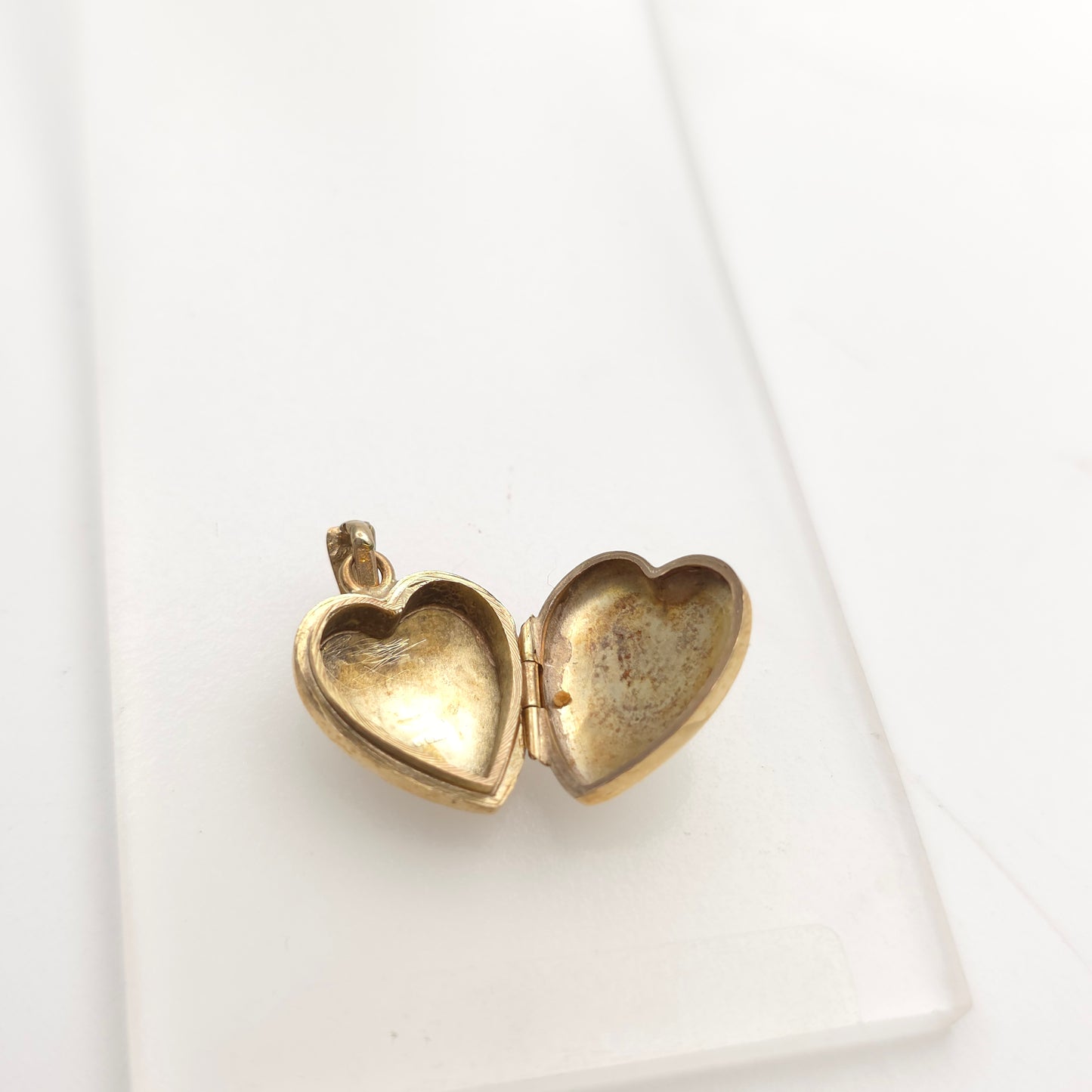 9ct Yellow Gold Vintage Heart Shaped Engraved Patterned Locket