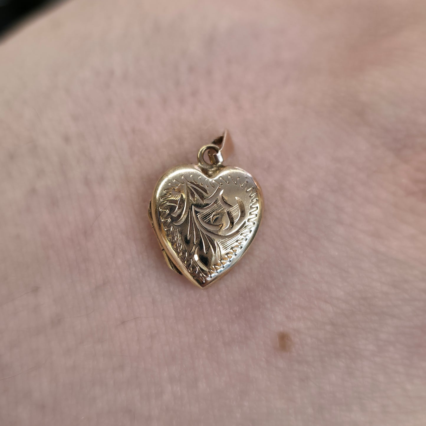 9ct Yellow Gold Vintage Heart Shaped Engraved Patterned Locket