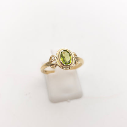 9ct Yellow Gold Vintage Cut-Out Shoulder Oval Cut Peridot Solitaire Ring
