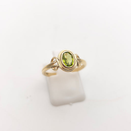 9ct Yellow Gold Vintage Cut-Out Shoulder Oval Cut Peridot Solitaire Ring
