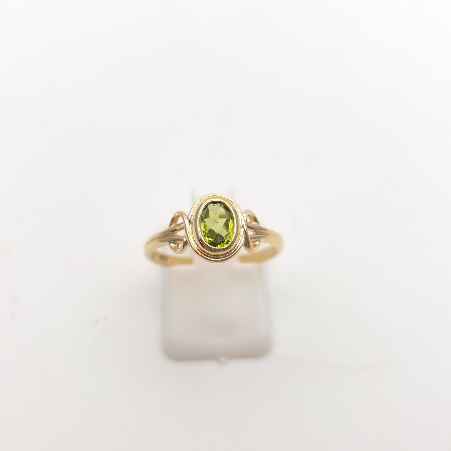 9ct Yellow Gold Vintage Cut-Out Shoulder Oval Cut Peridot Solitaire Ring