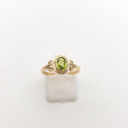 9ct Yellow Gold Vintage Cut-Out Shoulder Oval Cut Peridot Solitaire Ring