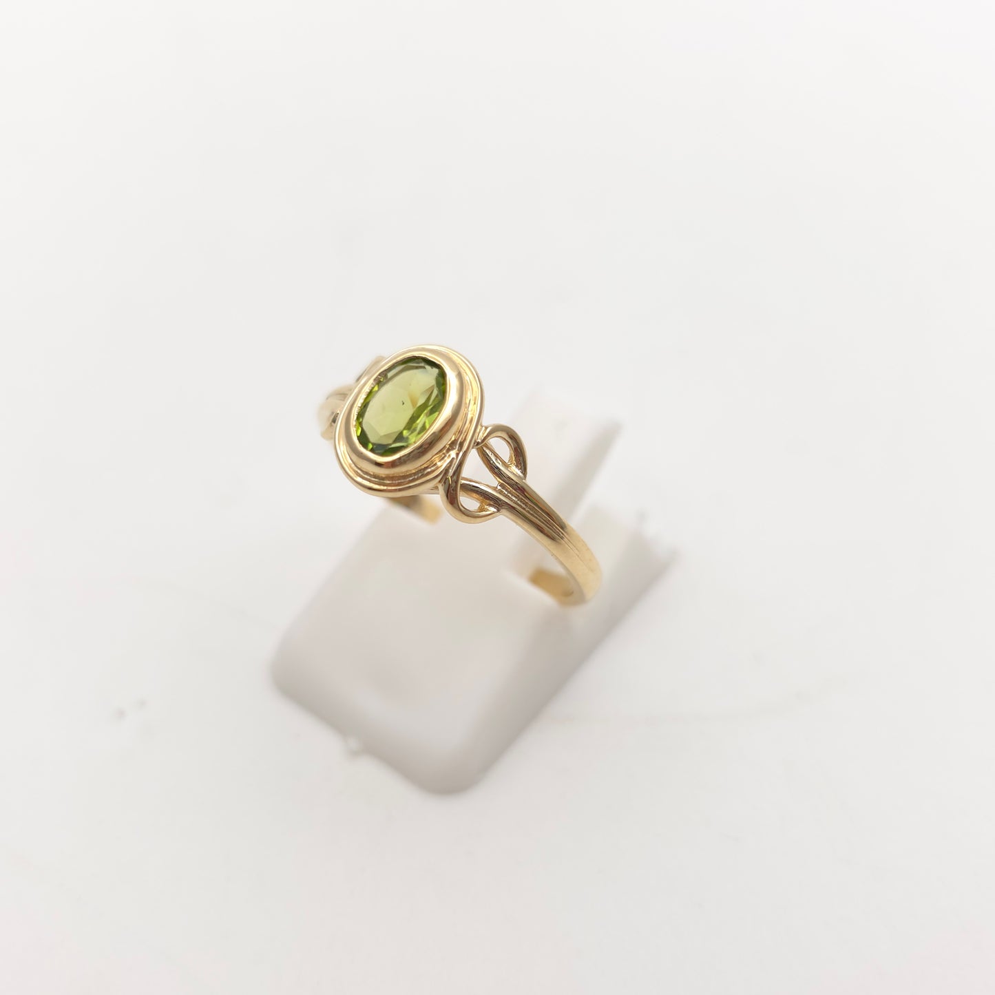 9ct Yellow Gold Vintage Cut-Out Shoulder Oval Cut Peridot Solitaire Ring