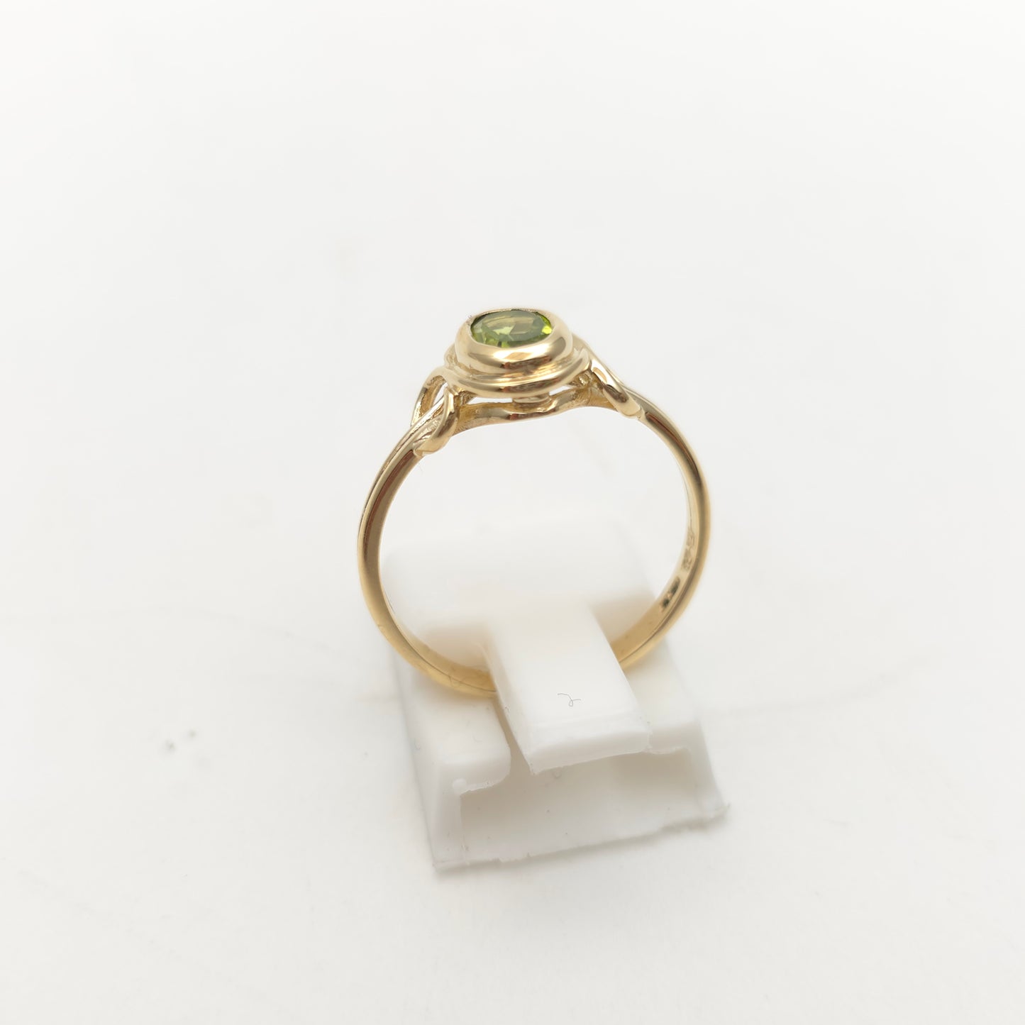 9ct Yellow Gold Vintage Cut-Out Shoulder Oval Cut Peridot Solitaire Ring