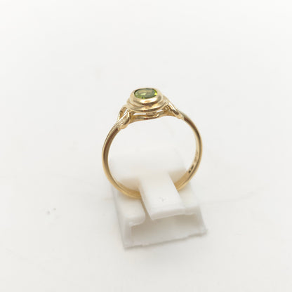 9ct Yellow Gold Vintage Cut-Out Shoulder Oval Cut Peridot Solitaire Ring