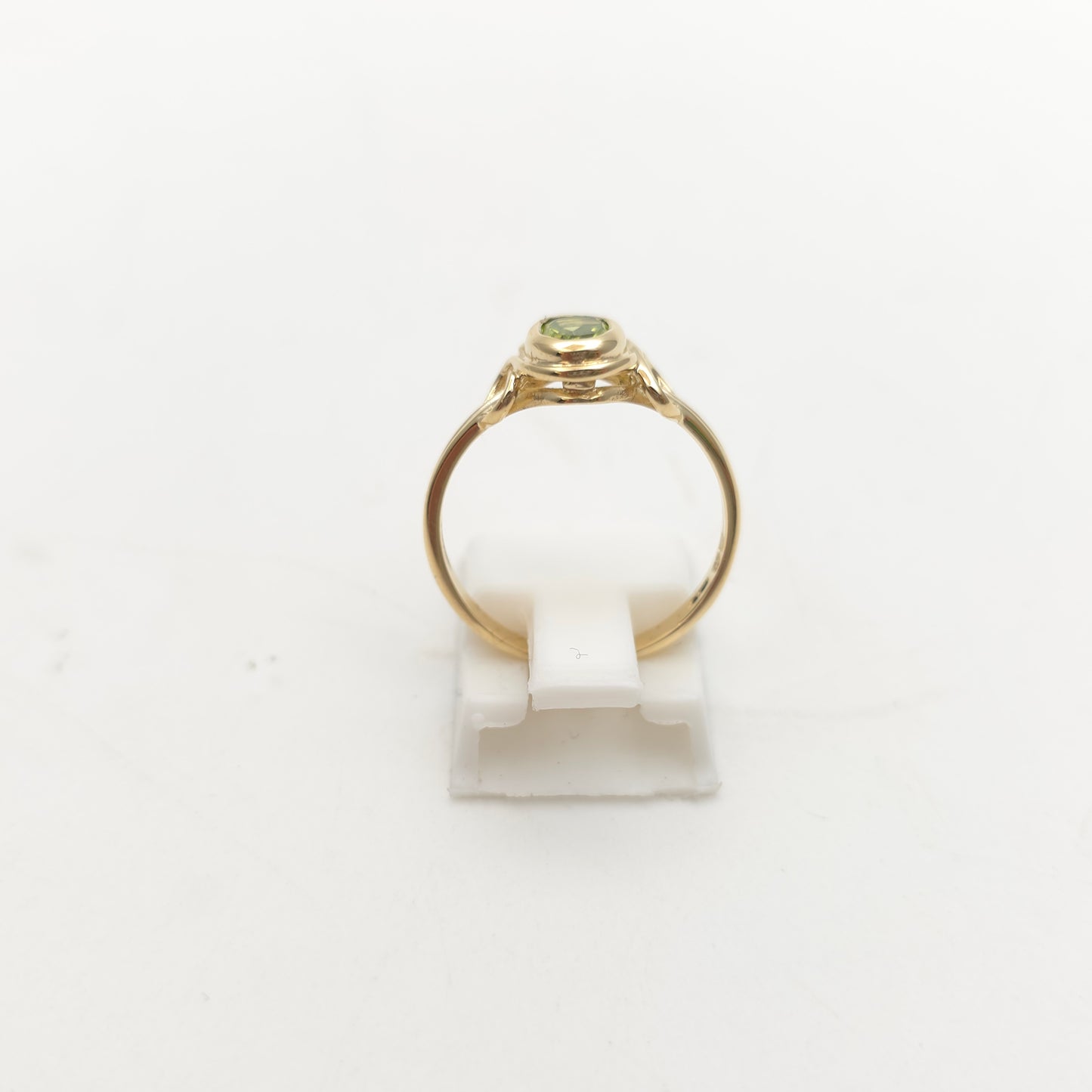 9ct Yellow Gold Vintage Cut-Out Shoulder Oval Cut Peridot Solitaire Ring