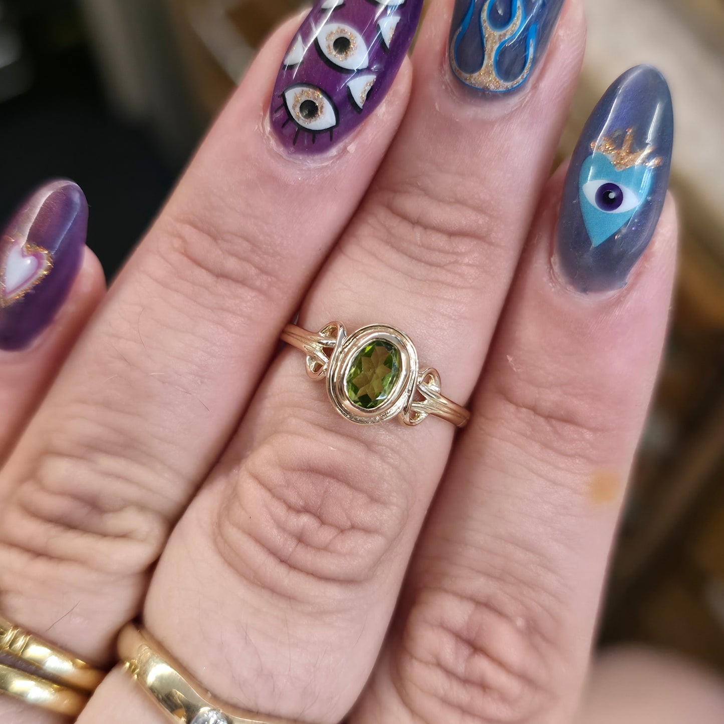 9ct Yellow Gold Vintage Cut-Out Shoulder Oval Cut Peridot Solitaire Ring