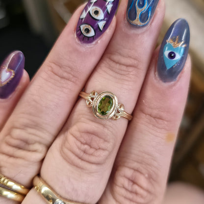 9ct Yellow Gold Vintage Cut-Out Shoulder Oval Cut Peridot Solitaire Ring
