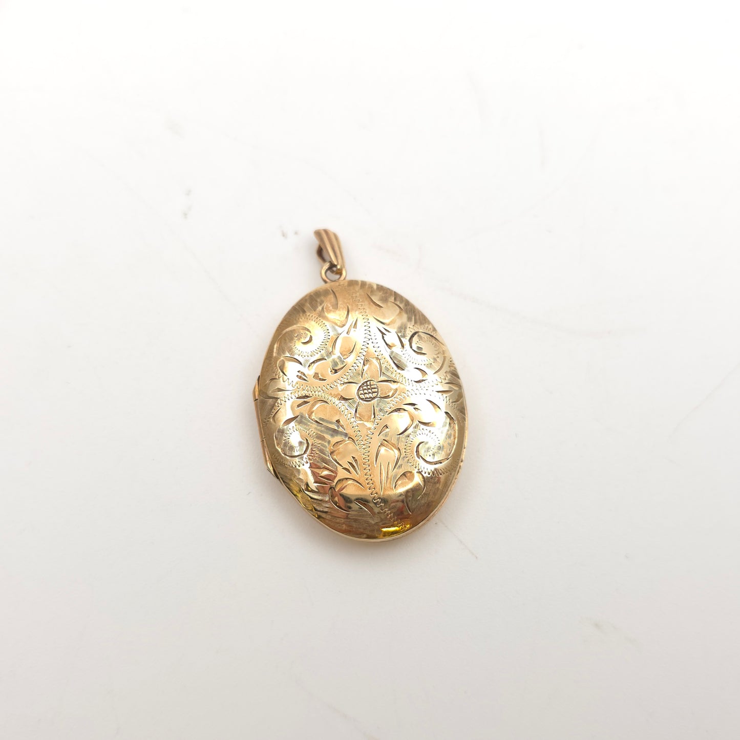 9ct Yellow Gold Vintage Floral / Foliate Engraved Domed Oval Locket