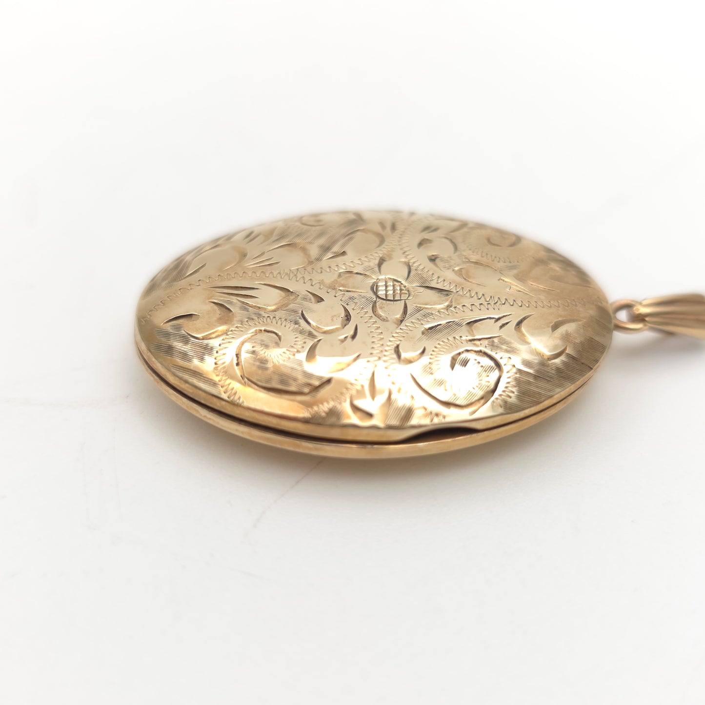 9ct Yellow Gold Vintage Floral / Foliate Engraved Domed Oval Locket